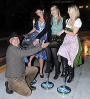 Axel Munz mit den Playmates Kathrin Göpert, Verena Stangl, Steffi Schaller (©Foto: Ingrid Grossmann)